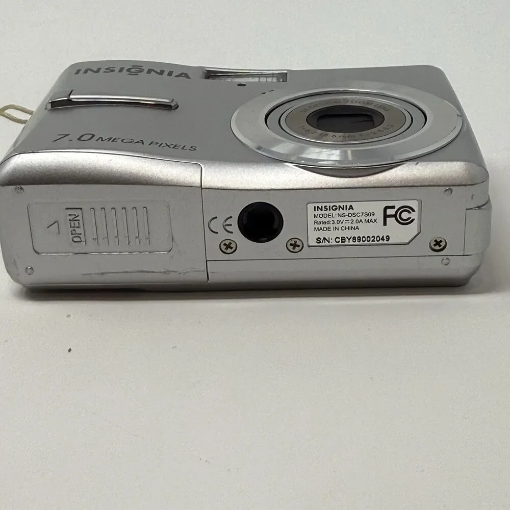 Insignia NS-DSC7S09 7.0MP Digital Camera Silver - Tested Working
